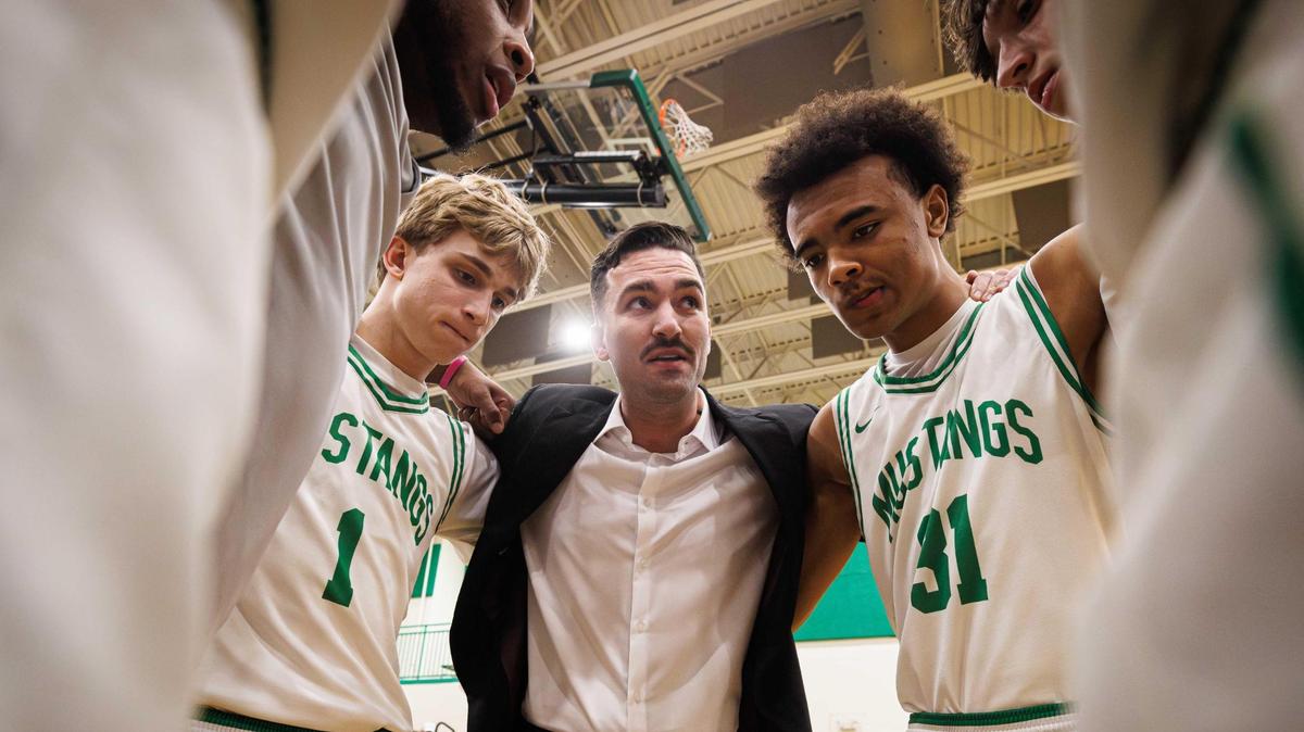 The Mustangs head coach Andrew Glover (center) gathers with his starting lineup ahead of tipoff. The Mustangs would host the SouthMeck Sabres in the SoMeck Championship game Friday February 21, 2025.
