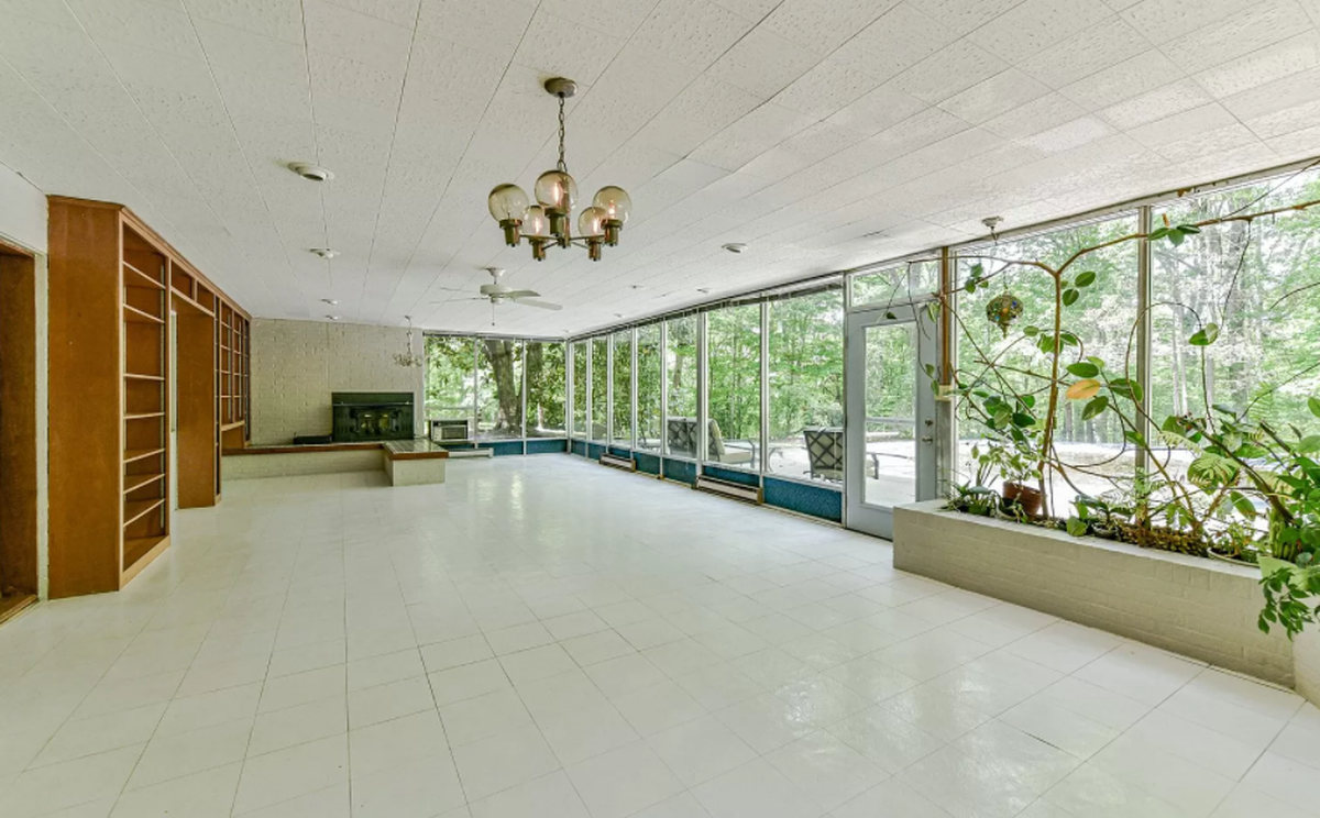 A sunroom before renovations.
