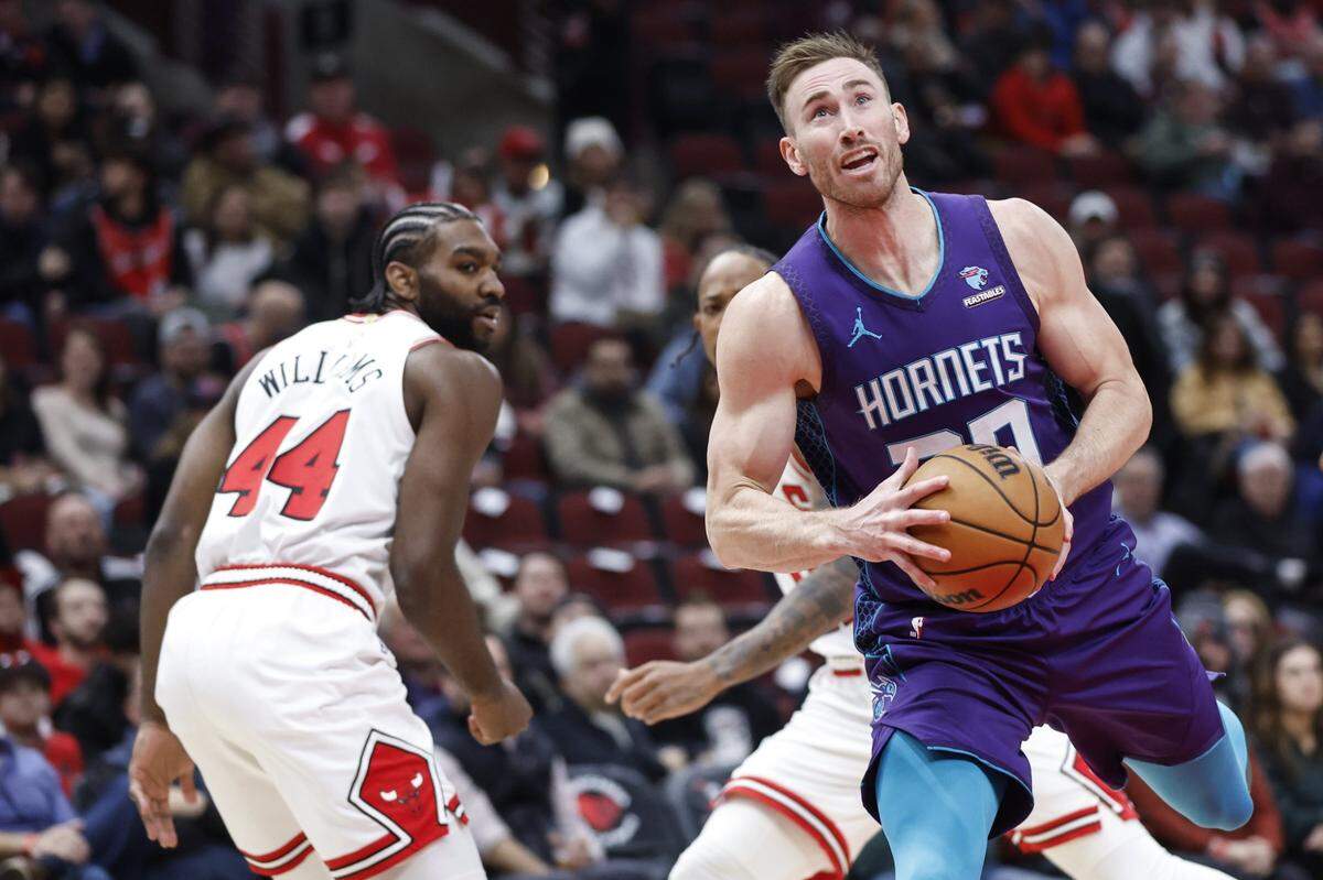 Charlotte Hornets forward Gordon Hayward (20) drives to the basket against the Chicago Bulls during the first half at United Center.