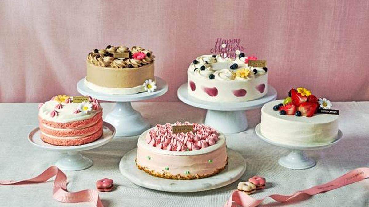 Tous les Jours’ offers cakes, croissants, fresh bread and more.