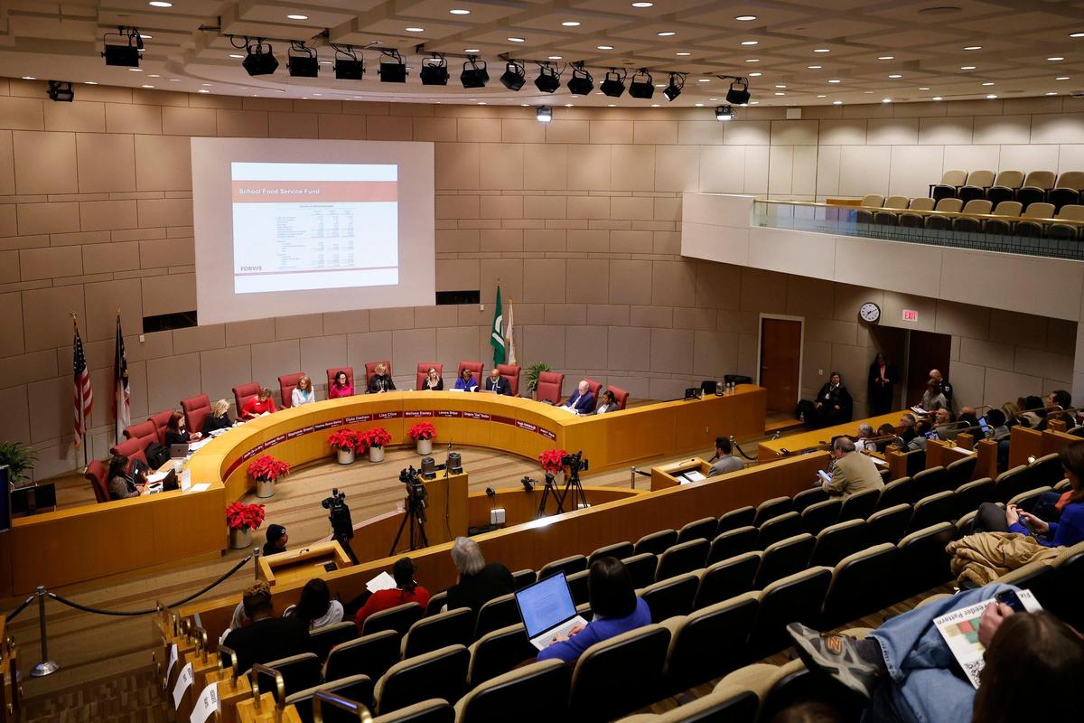 The CMS board meeting at the Charlotte-Mecklenburg Government Center in Charlotte, N.C., Tuesday, Dec. 13, 2022. Several new members were sworn in on Tuesday.