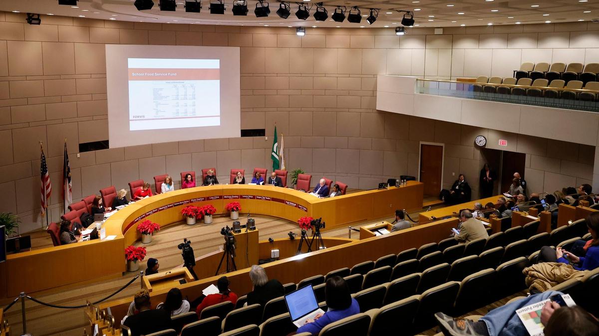 The CMS board meeting at the Charlotte-Mecklenburg Government Center in Charlotte, N.C., Tuesday, Dec. 13, 2022. Several new members were sworn in on Tuesday.