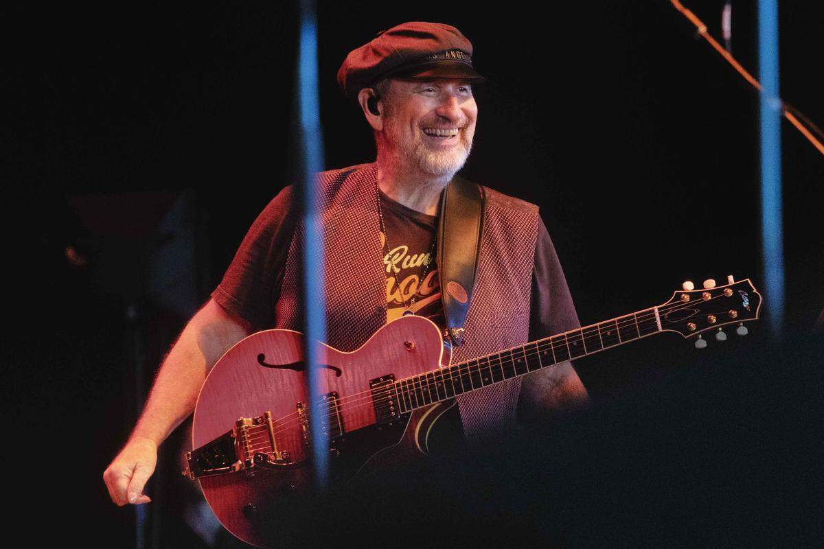 Men at Work frontman Colin Hay performs at PNC Music Pavilion on Thursday night.