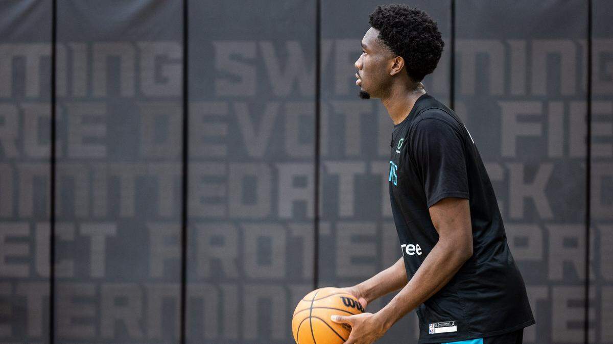 Mark Williams holds a ball during Hornets training camp at the Spectrum Center in Charlotte N.C., on Wednesday, September 28, 2022.