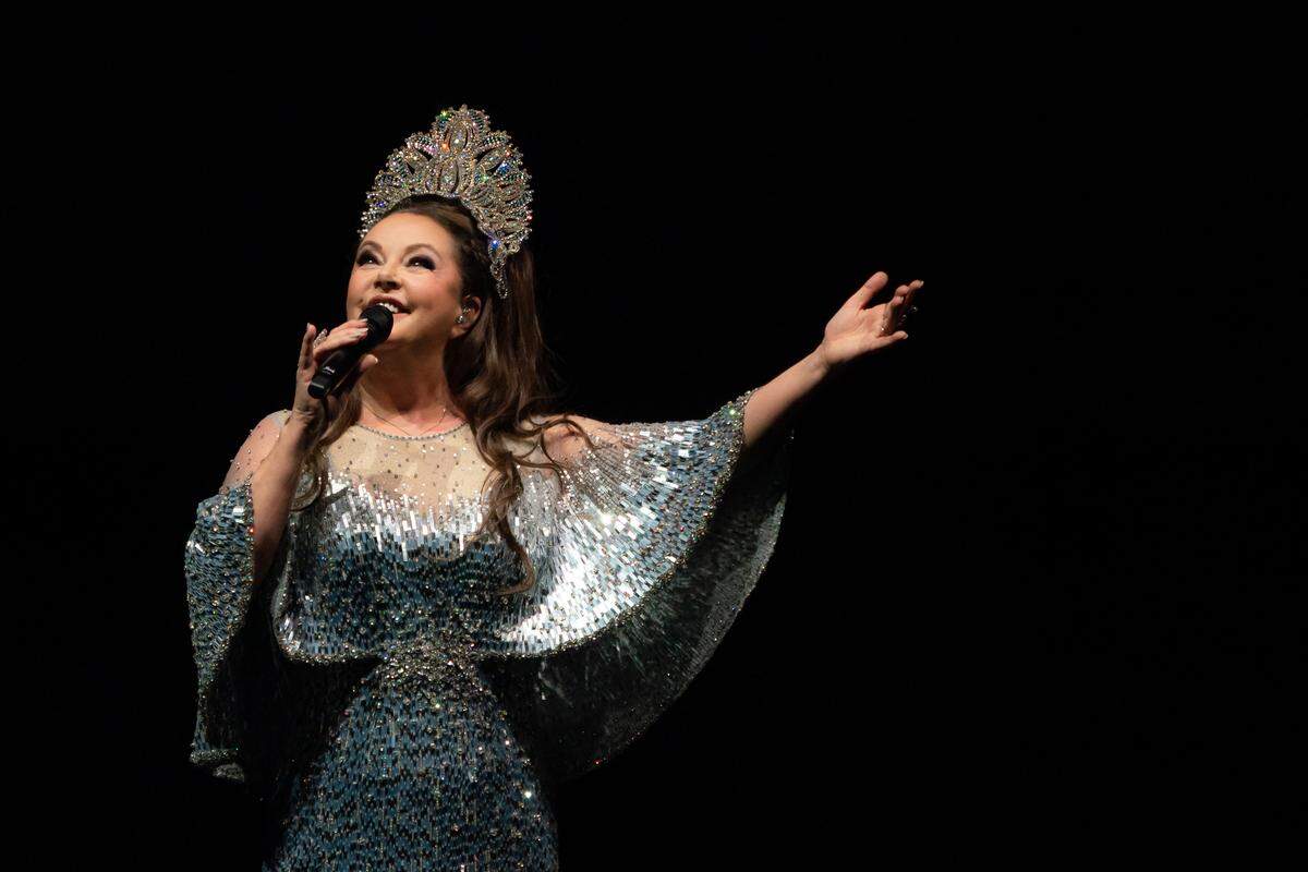 Sarah Brightman said her favorite Christmas carol is “Silent Night.” To her, ”it kind of envelopes all the feelings that I have about Christmas. It’s the stillness of it and the beauty of it and the mysticism of it.”