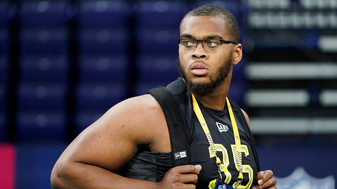 Alabama offensive lineman Evan Neal (35) would fill a need for the Carolina Panthers at left tackle.