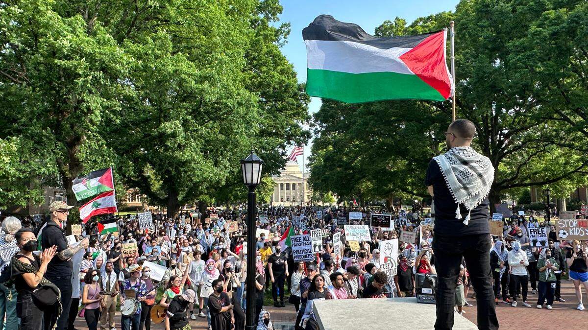 UNC students put tents back up on quad after hours of pro-Palestine protests