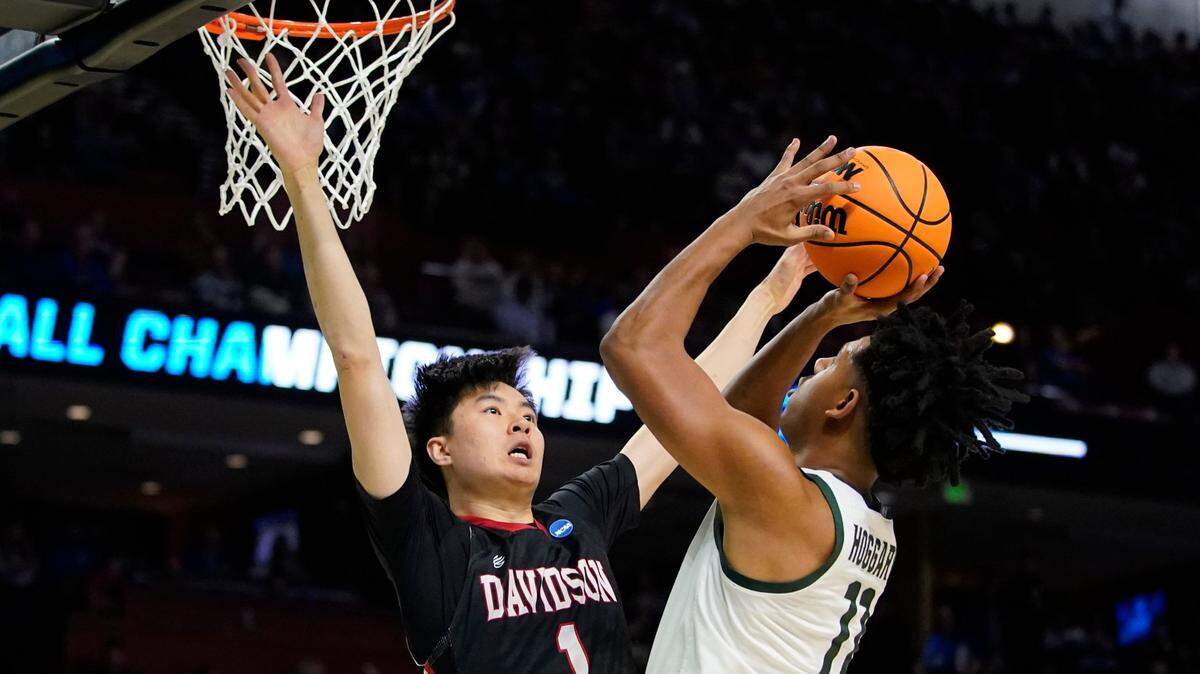 Michigan State guard A.J. Hoggard shoots over Davidson guard Hyunjung Lee during the Spartans’ 74-73 NCAA tournament win over the Wildcats Friday in Greenville, S.C.