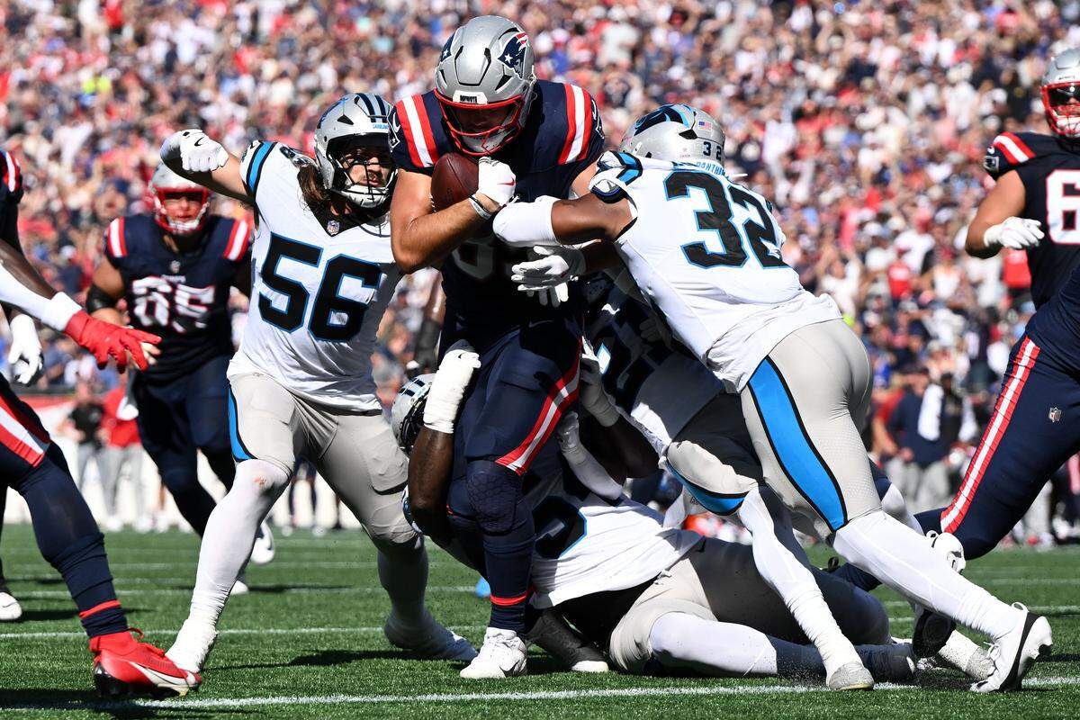 New England Patriots tight end Hunter Henry (85) runs against Carolina Panthers linebacker Trevin Wallace (32) during Sunday’s first half at Gillette Stadium.