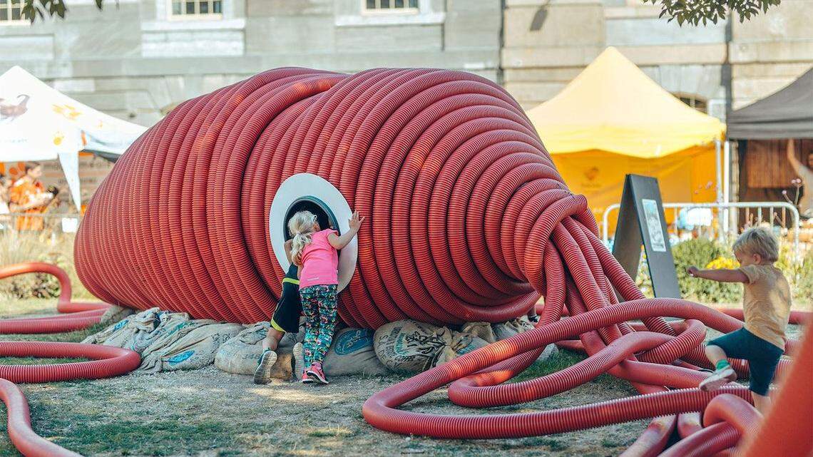 Meet Lotty, a large-scale interactive squid sculpture from Moradavaga, a collective formed by architects in Portugal and Italy.