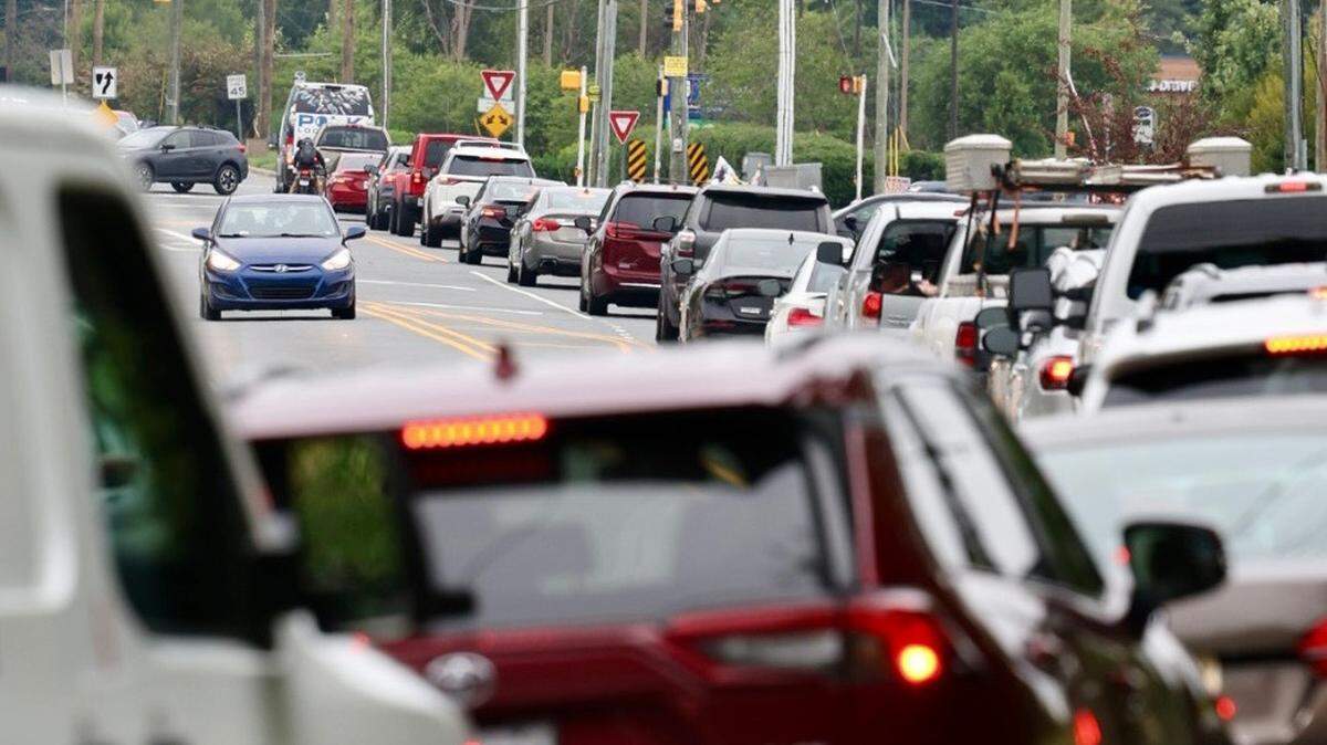 A long line of cars start to form along Mt. Holly-Huntersville Road at the beginning of the five o’clock rush hour in Charlotte, NC on Wednesday, August 6, 2025. An increase in developments in the area has caused an increase in congested traffic, which has prompted residents to plead for improvements to the two-lane road, mainly widening to accommodate the growth