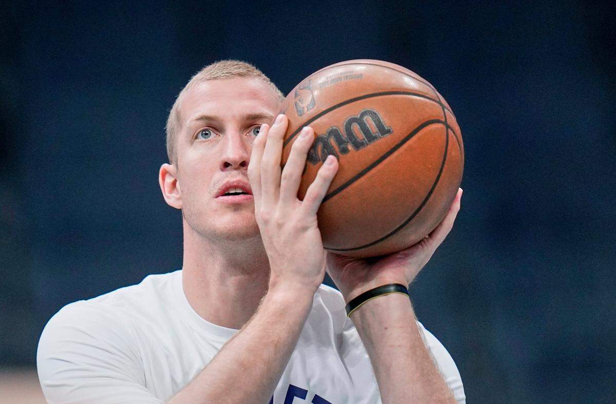 Charlotte Hornets center Mason Plumlee (24) warms up prior to an NBA basketball game against the Dallas Mavericks on Saturday, March 19, 2022, in Charlotte, N.C. Plumlee is right-handed, but began shooting free throws left-handed earlier in the month.