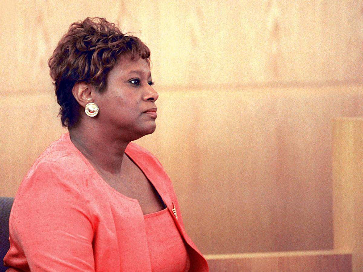 Saundra Adams looks at Rae Carruth after she pleaded with Judge Charles Lamm to sentence Carruth to the maximum time allowed for the murder of her daughter, Cherica Adams, Monday, Jan 22, 2001, during the sentencing phase of Carruth’s murder trial in Charlotte, N.C. Carruth was sentenced to at least 18 years, 11 months in prison for his role in the 1999 shooting death of Cherica Adams. (AP Photo/Jeff Siner, Pool)