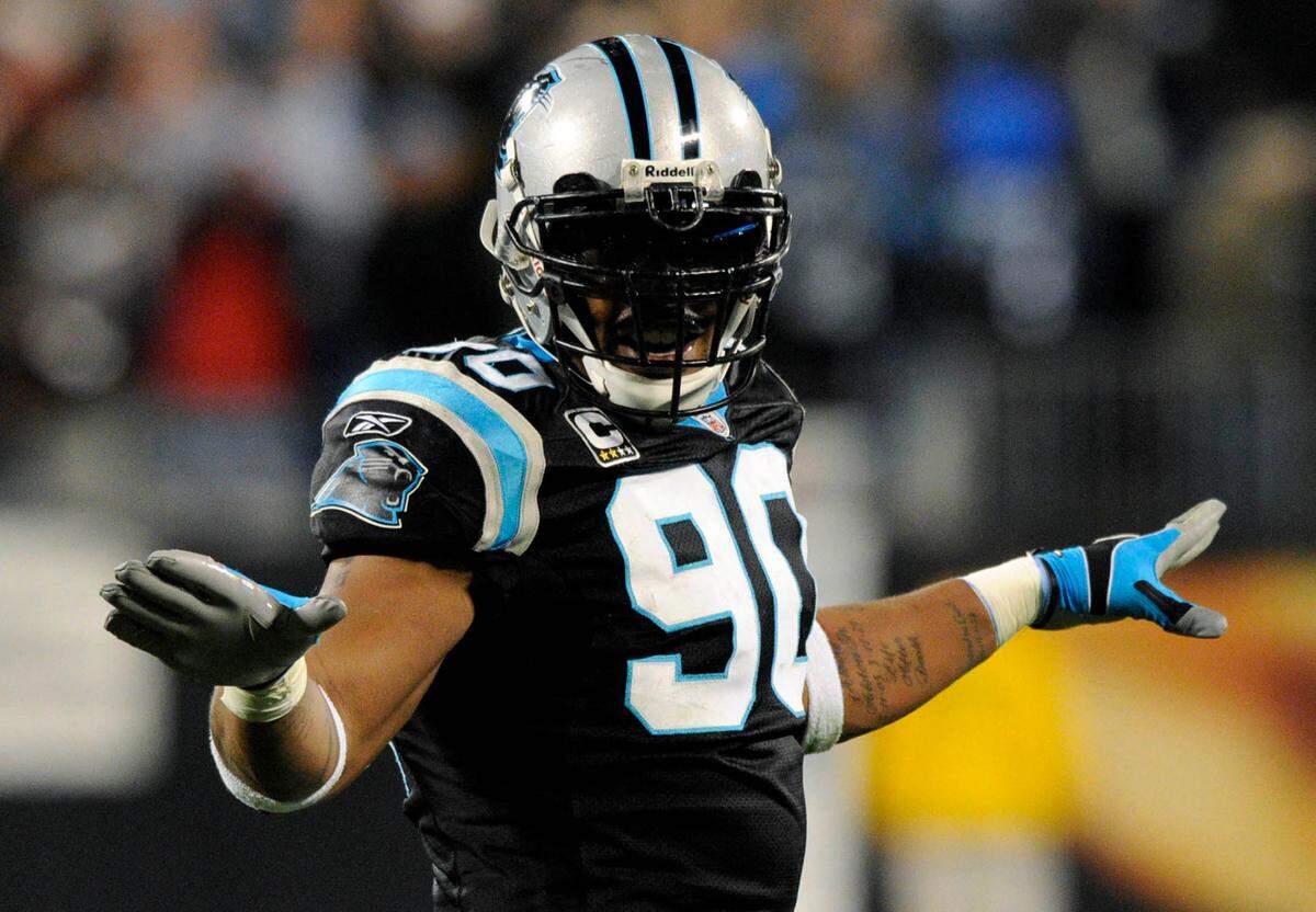 Carolina Panthers’ Julius Peppers (90) waves “no-good” after the Tampa Bay Buccaneers missed a field goal attempt in the 1st quarter at Bank of America Stadium during Monday Night Football. The Panthers won, 38-23, and lead the NFC South division. DAVID T. FOSTER III-dtfoster@charlotteobserver.com