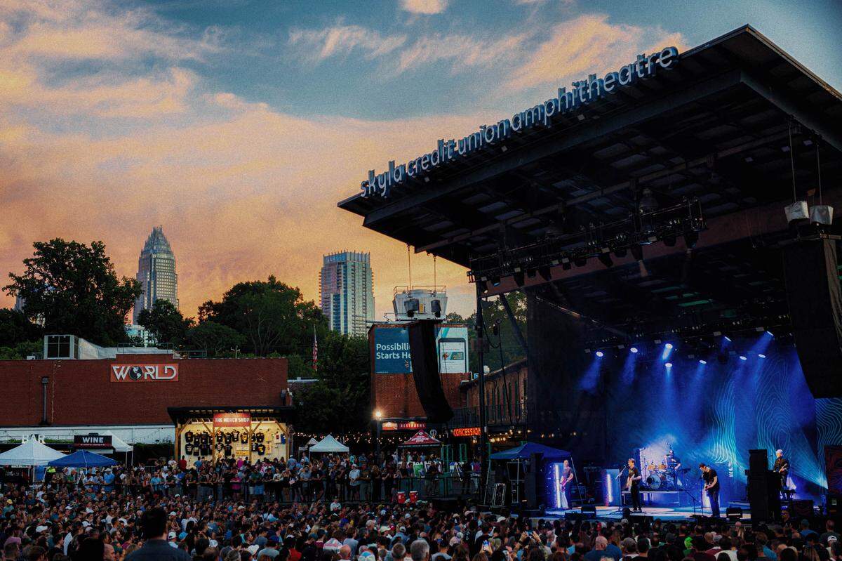 The sun sets on Skyla Credit Union Amphitheatre as Jimmy Eat World puts on a textbook rock show.