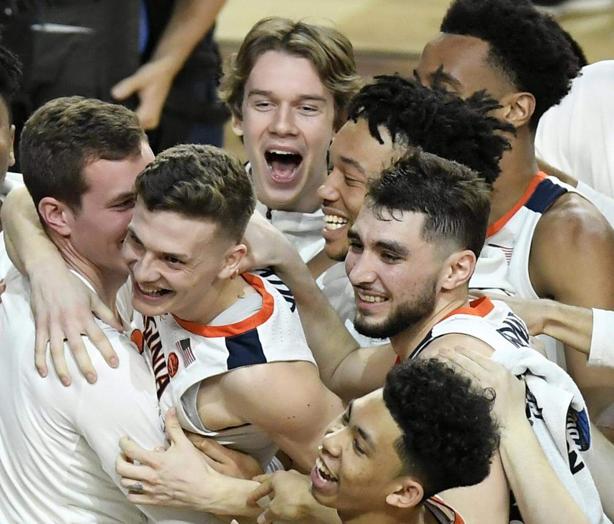Virginia celebrates as time runs out against Auburn in a semifinal of the NCAA Tournament Final Four on Saturday, April 6, 2019, at U.S. Bank Stadium in Minneapolis. Virginia advanced, 63-62. (Aaron Lavinsky/Minneapolis Star Tribune/TNS)
