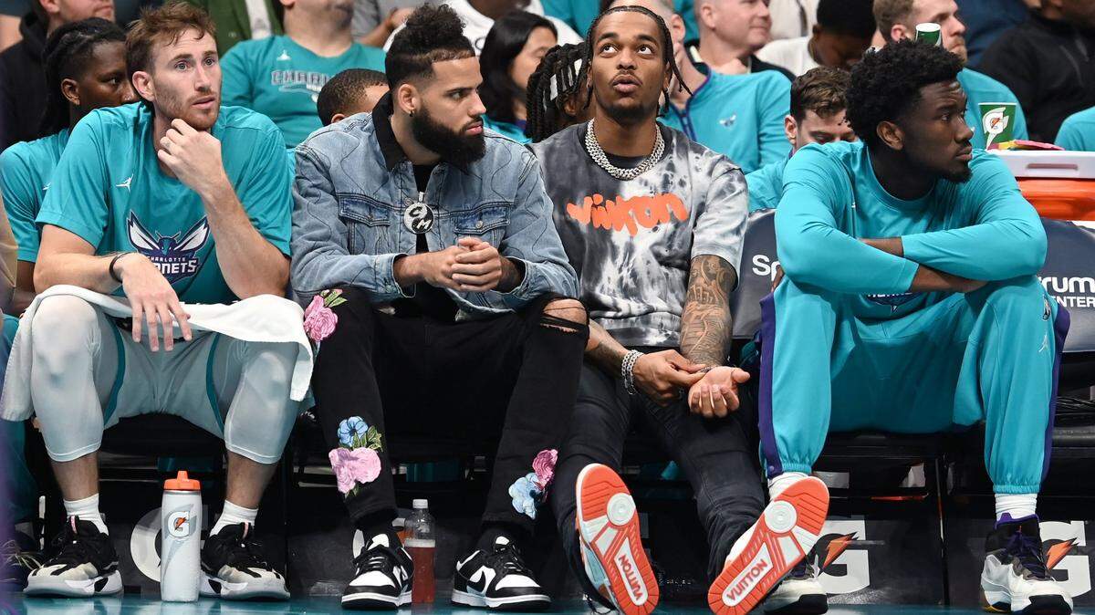 (L-R) Charlotte Hornets Gordon Hayward, Cody Martin, PJ Washington and Mark Williams watch the team battle the Washington Wizards during first half action on Monday, October 10, 2022 at Spectrum Center in Charlotte, NC. The Hornets hosted the Washington Wizards in NBA preseason action.