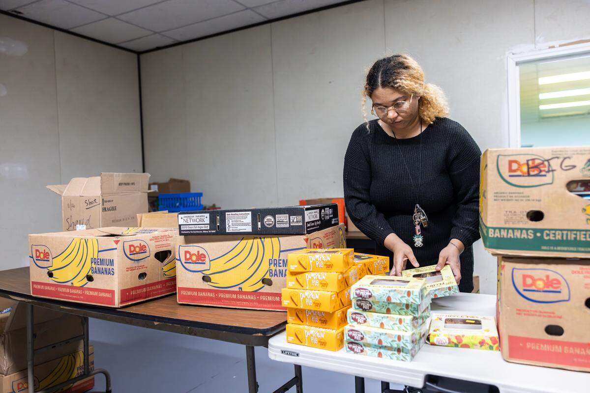 Kayla Neal organizes food donations at Tabernaculo de Garcia in Charlotte, N.C., on Tuesday, November 25, 2025.