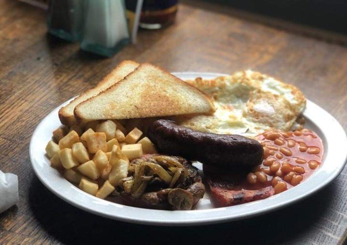 A Full English Breakfast is available during brunch at Harp & Crown. It includes a banger, Irish rasher, two eggs, a grilled tomato topped with curried mushrooms and onions, served with hashbrowns, baked beans and toast ($11.95).