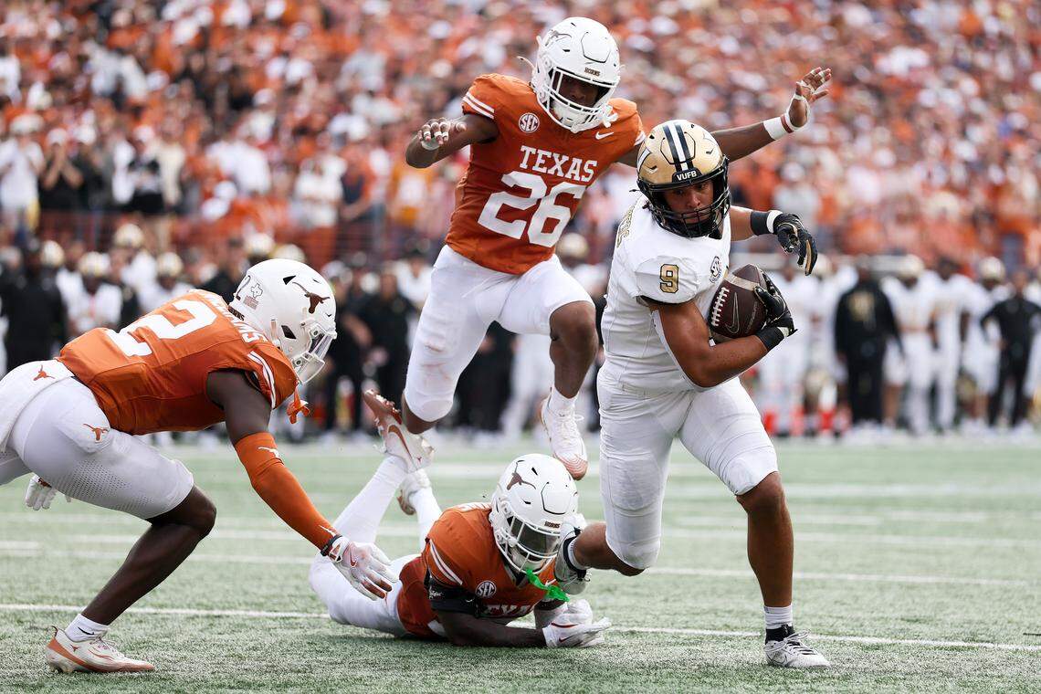 Vanderbilt Commodores tight end Eli Stowers makes a catch and runs into the end zone for a touchdown during the second quarter of the game against the Texas Longhorns at Darrell K Royal-Texas Memorial Stadium on November 01, 2025 in Austin, Texas. (Photo by Kenneth Richmond/Getty Images)