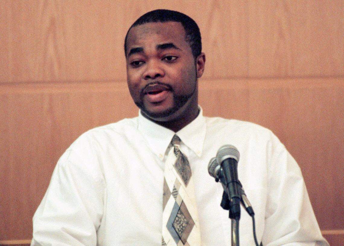 Co-defendent Michael Eugene Kennedy begins his testimony in Charlotte, N.C., Monday, Nov. 27, 2000, during the murder trial of former Carolina Panthers receiver Rae Carruth. Kennedy is also charged with murder in the death of Carruth’s girlfriend Cherica Adams. (AP Photo/Jeff Siner, Pool)