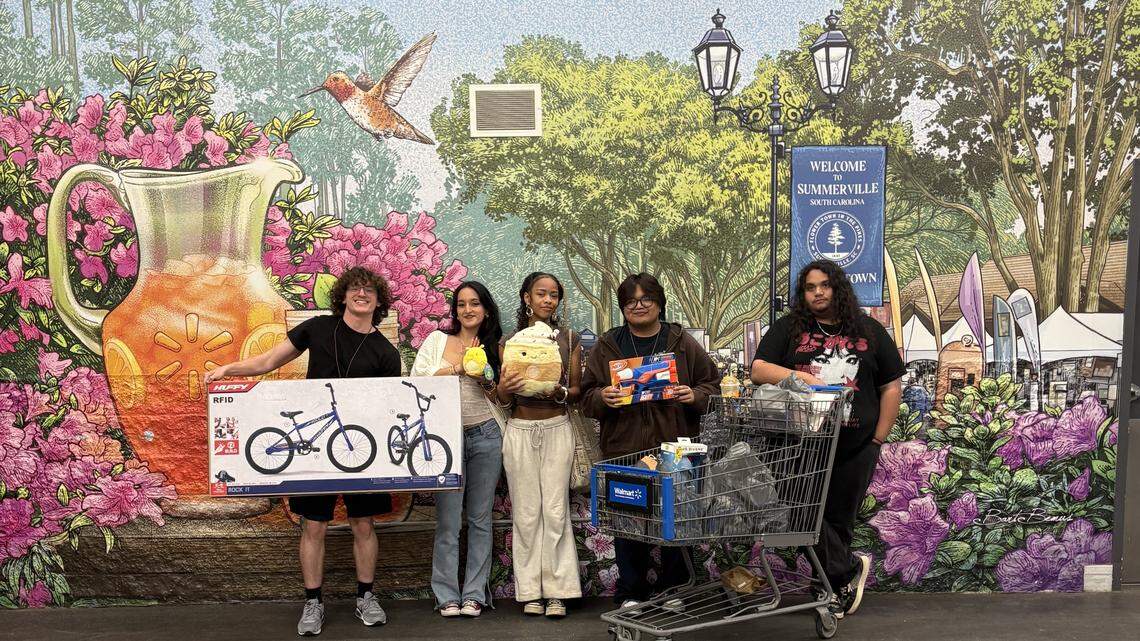 Inspired by mom, Charlotte area college student helps kids in need for Christmas