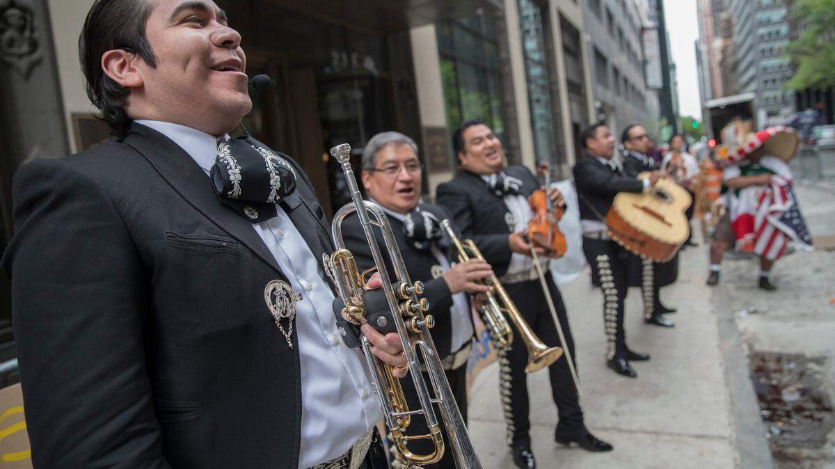 A mariachi band performs near the former office of New York attorney Aaron Schlossberg earlier this month.