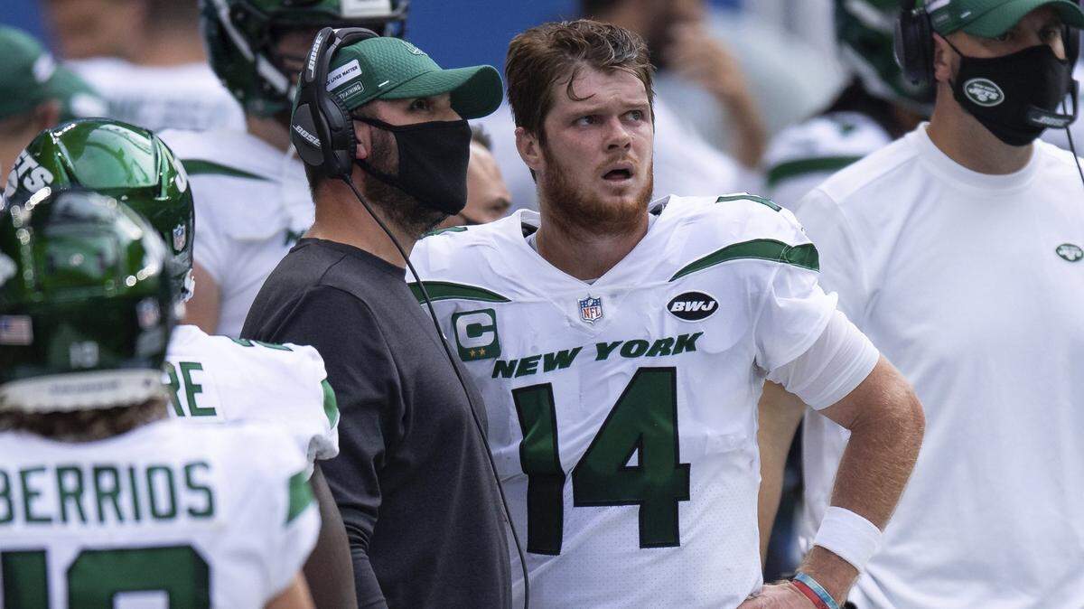 New York Jets head coach Adam Gase and New York Jets quarterback Sam Darnold (14) watch a replay of an interception Darnold threw in 2020. The Panthers traded three draft picks for Darnold Monday.