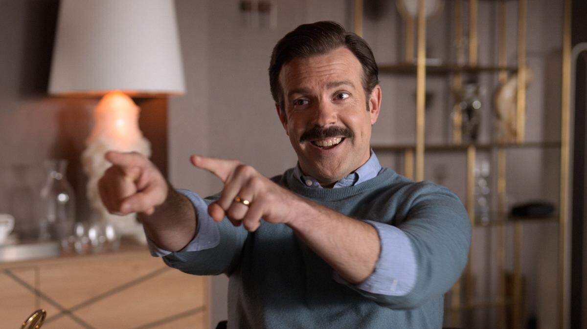 Jason Sudeikis mugs in an episode of “Ted Lasso.”