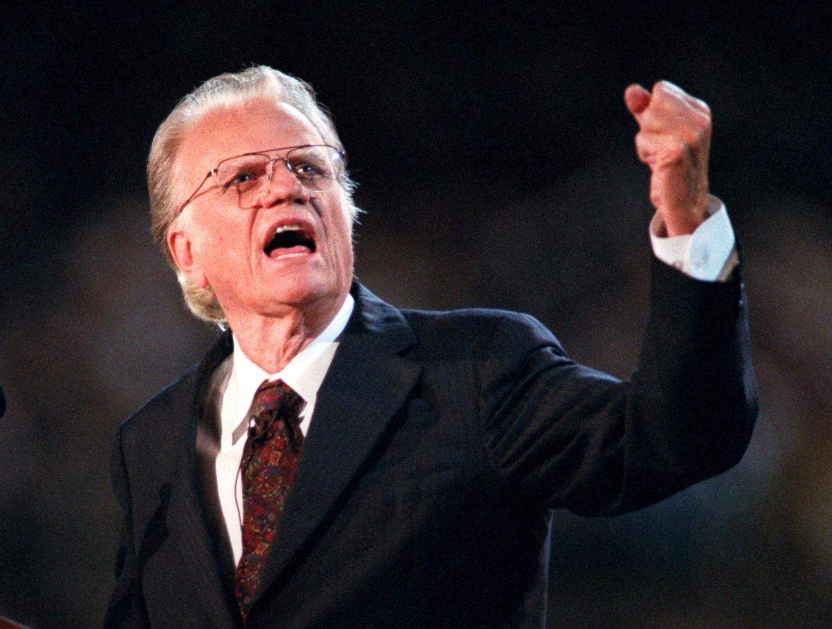 Billy Graham talks to a Charlotte crowd in 1996. The late evangelist will have his statue go to the US Capitol, and the work is being created by Charlotte artist Chas Fagan.