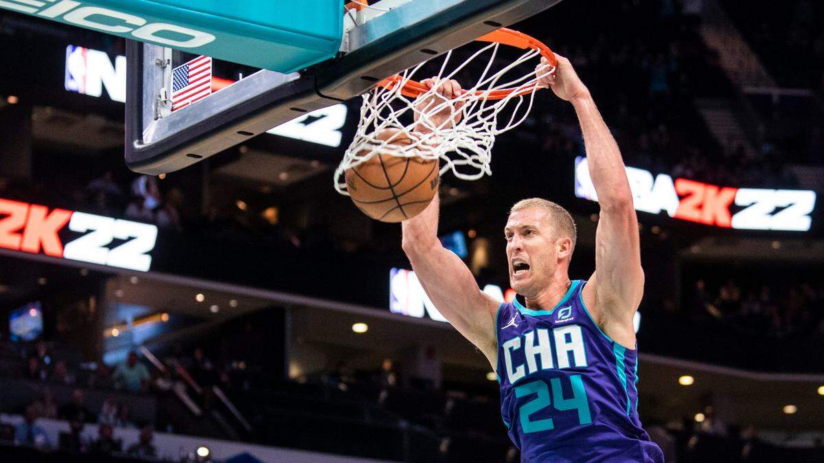 Hornets center Mason Plumlee dunks against the New Orleans Pelicans at Spectrum Center on Monday. Plumlee has switched to shooting free throws left-handed over the past five games.