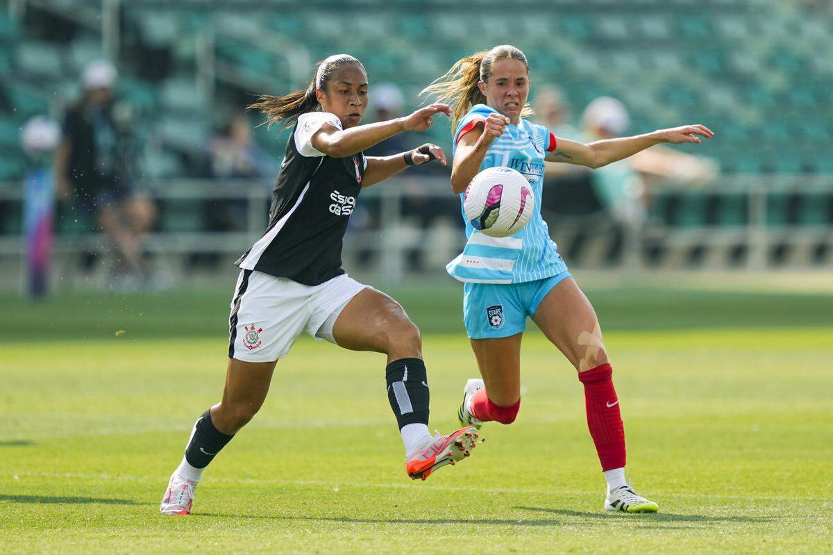 Thais Ferreira (5) of Corinthians and Shea Groom (10) of Chicago Stars FC fight for the ball during the first half at CPKC Stadium on July 12, 2025, in Kansas City, Missouri. 