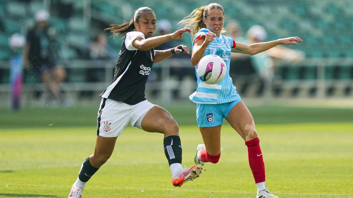 Thais Ferreira (5) of Corinthians and Shea Groom (10) of Chicago Stars FC fight for the ball during the first half at CPKC Stadium on July 12, 2025, in Kansas City, Missouri. 
