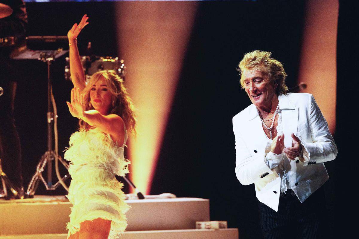 Rod Stewart performs at PNC Music Pavilion in Charlotte on Tuesday night.