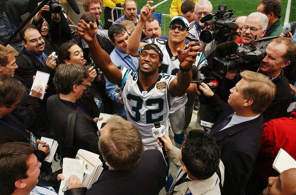 Rod Smart (32) hams it up for the media in early 2004 in Houston, a few days before the Carolina Panthers played New England in the Panthers’ first-ever Super Bowl.