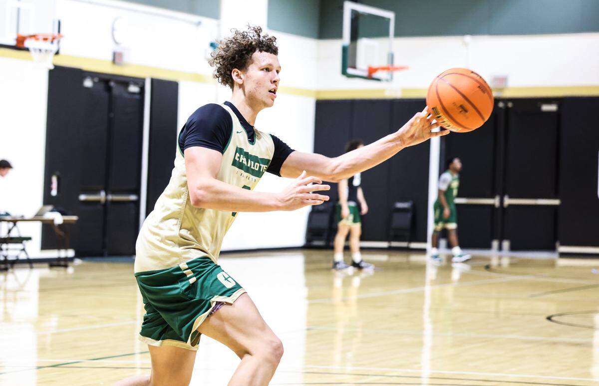 Charlotte 49ers during practice at the Halton Arena at in Charlotte, N.C., on Wednesday, November 2, 2022.