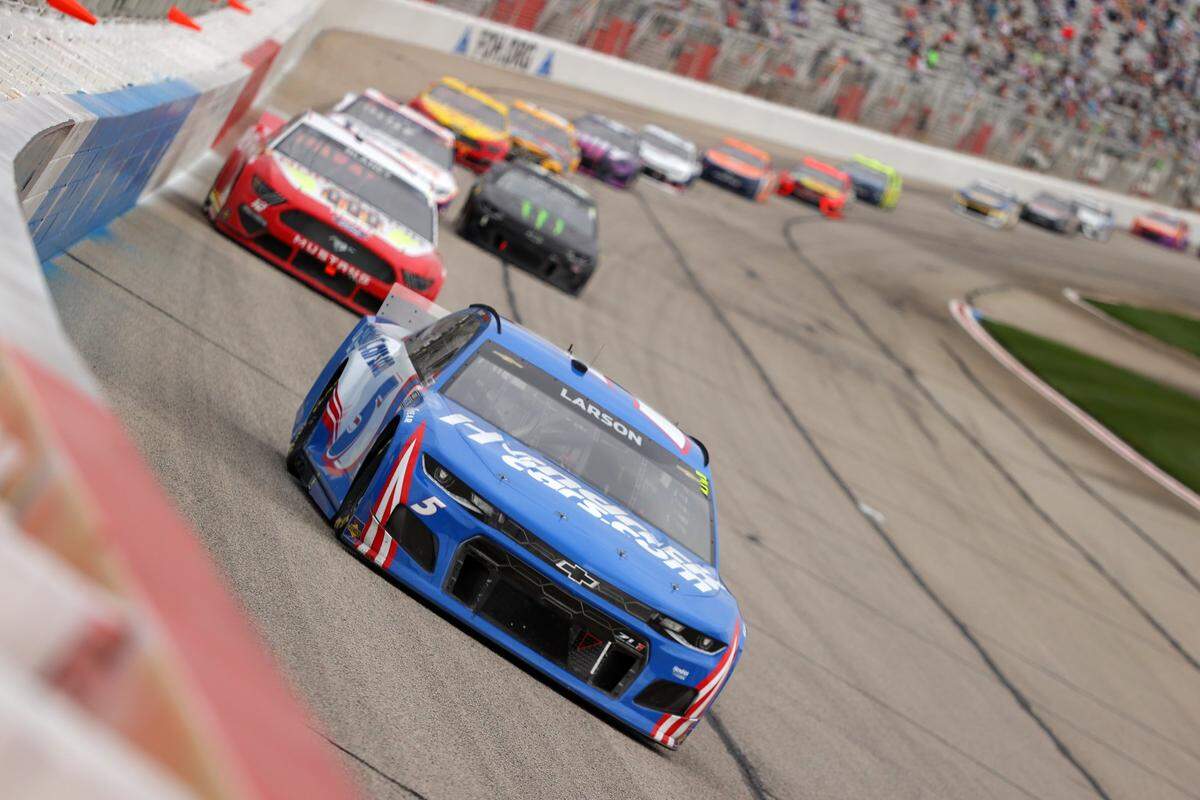 HAMPTON, GEORGIA - MARCH 21: Kyle Larson, driver of the #5 HendrickCars.com Chevrolet, leads the field during the NASCAR Cup Series Folds of Honor QuikTrip 500 at Atlanta Motor Speedway on March 21, 2021 in Hampton, Georgia. (Photo by Kevin C. Cox/Getty Images)