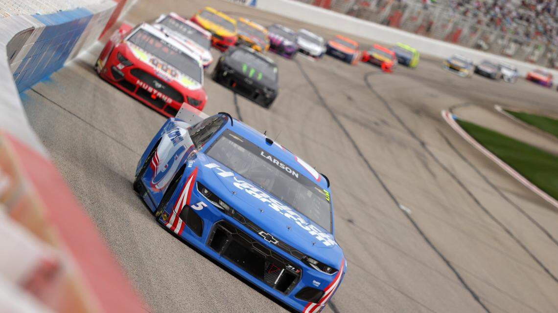 HAMPTON, GEORGIA - MARCH 21: Kyle Larson, driver of the #5 HendrickCars.com Chevrolet, leads the field during the NASCAR Cup Series Folds of Honor QuikTrip 500 at Atlanta Motor Speedway on March 21, 2021 in Hampton, Georgia. (Photo by Kevin C. Cox/Getty Images)