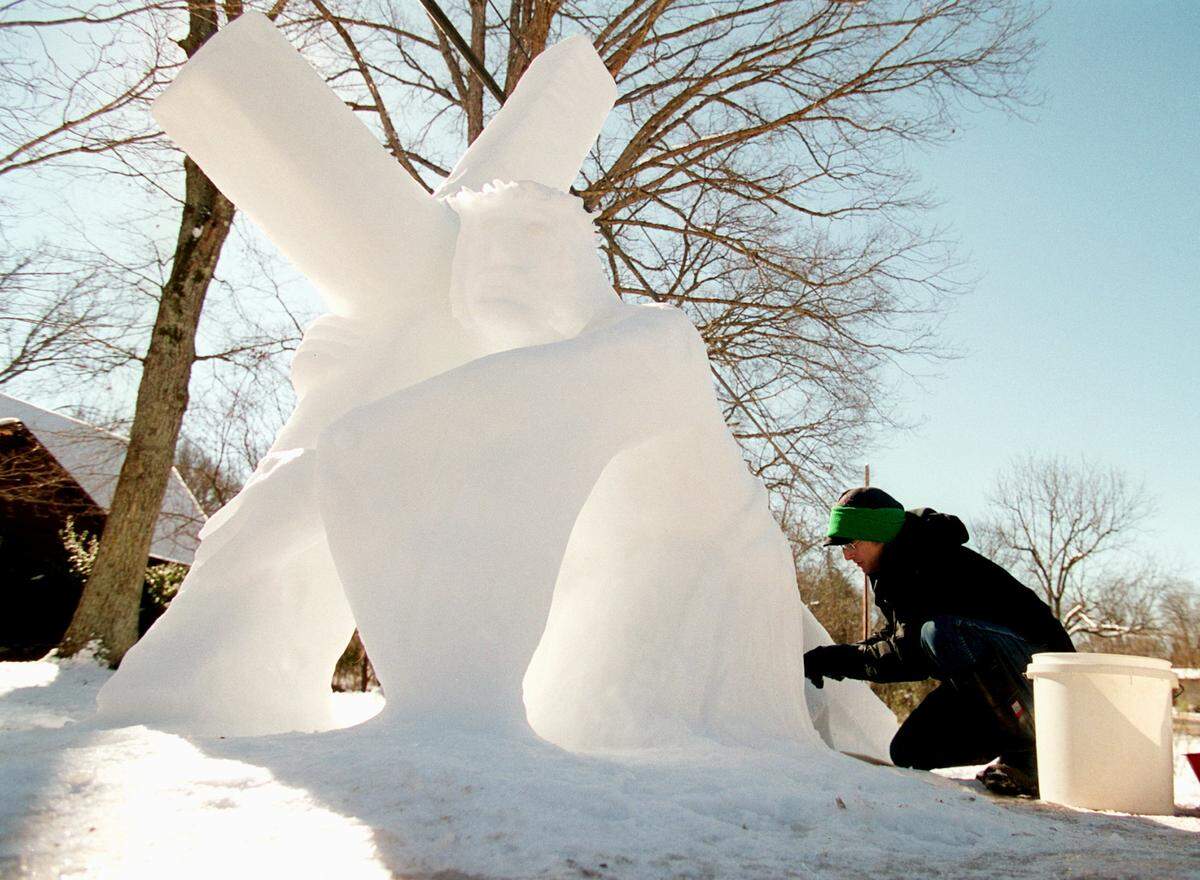 Mark Alexander works on his snow sculpture of Christ Thursday afternoon in January 2000.