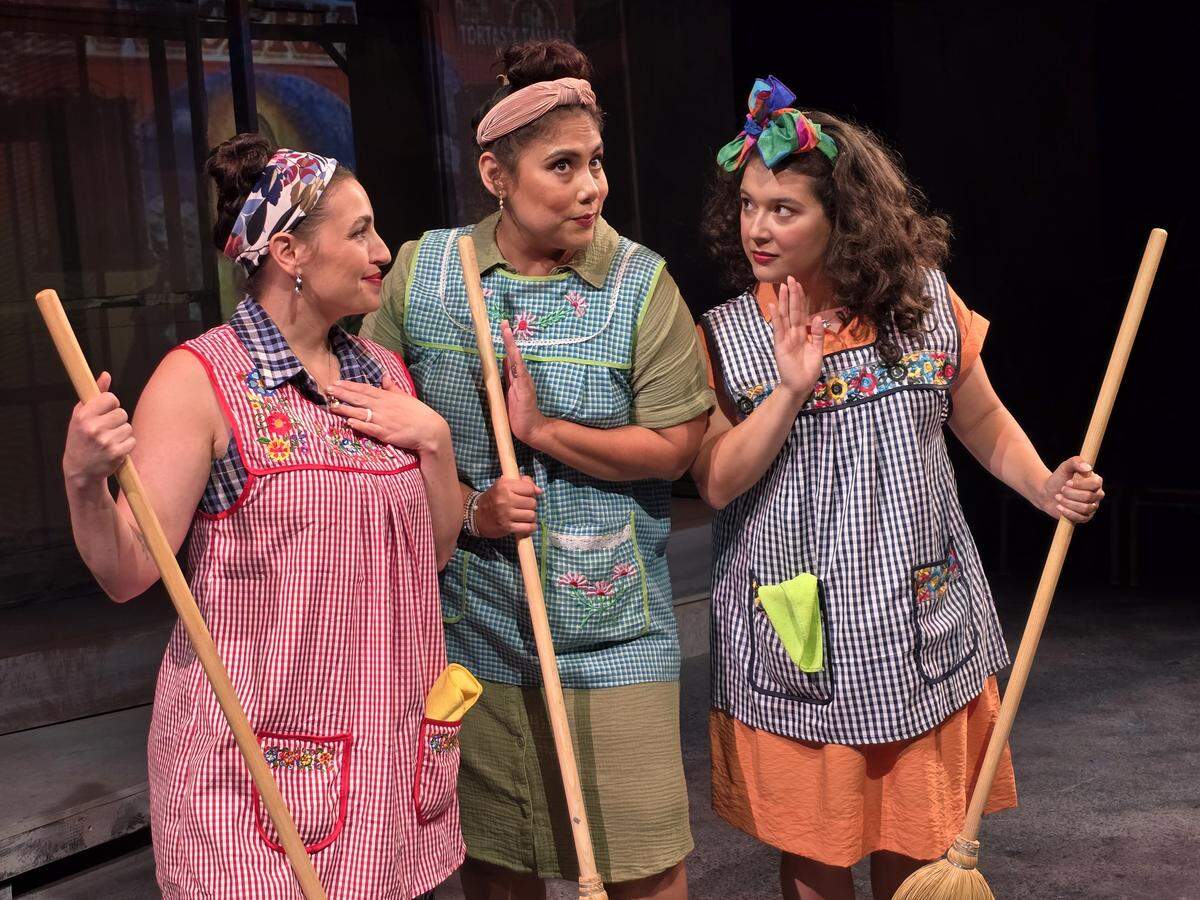 The “Greek chorus” of ‘Electridad’: La Cuca (Allison Graham), La Carmen (Mariana Corrales) and La Connie (Marcella Pansini).