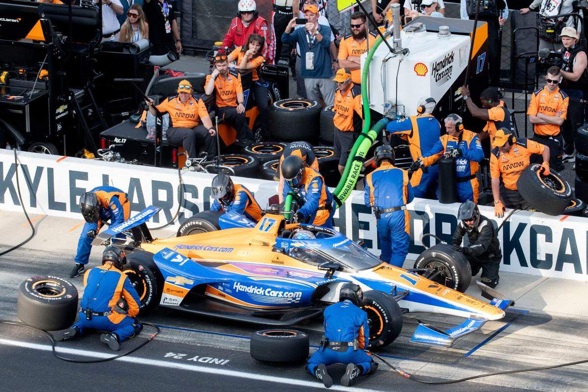 Arrow McLaren/Rick Hendrick driver Kyle Larson (17) makes a pit stop during the 108th running of the Indianapolis 500 on Sunday at Indianapolis Motor Speedway. / Indianapolis Star