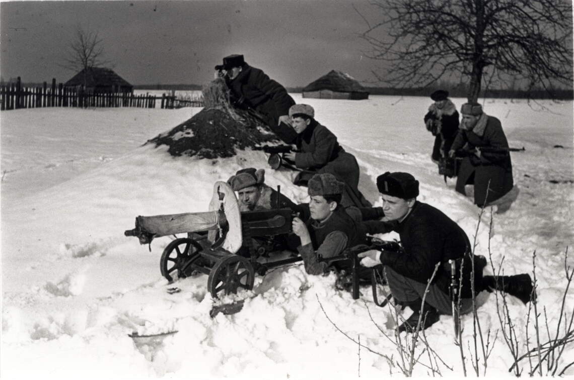 08B - Partidários soviéticos montando uma emboscada.jpg Partidários soviéticos montando uma emboscada na neve na Segunda Guerra Mundial.