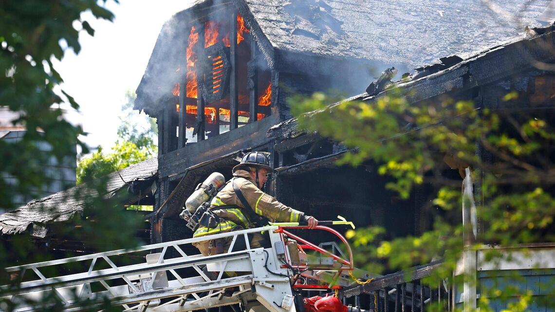 Uptown Charlotte apartment fire killed 1, bellowed smoke, closed NC ...