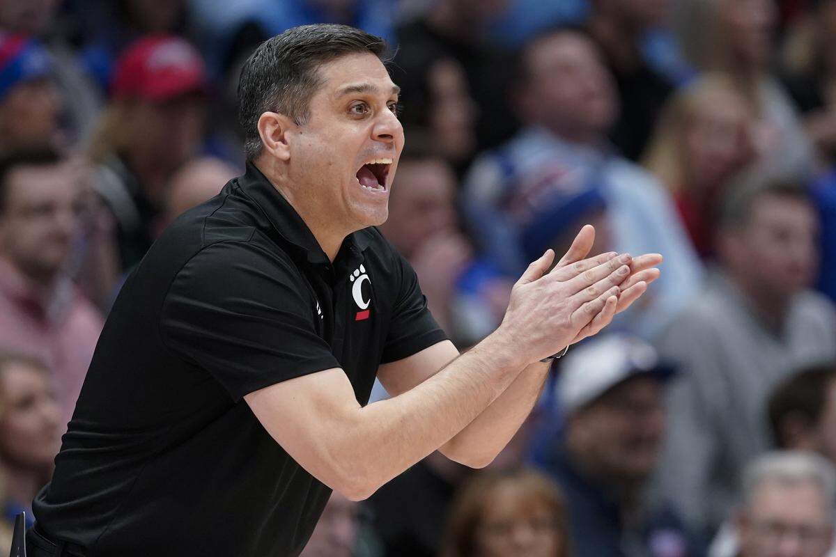 Former Cincinnati coach Wes Miller during a Feb. 21, 2026 game against Kansas. 