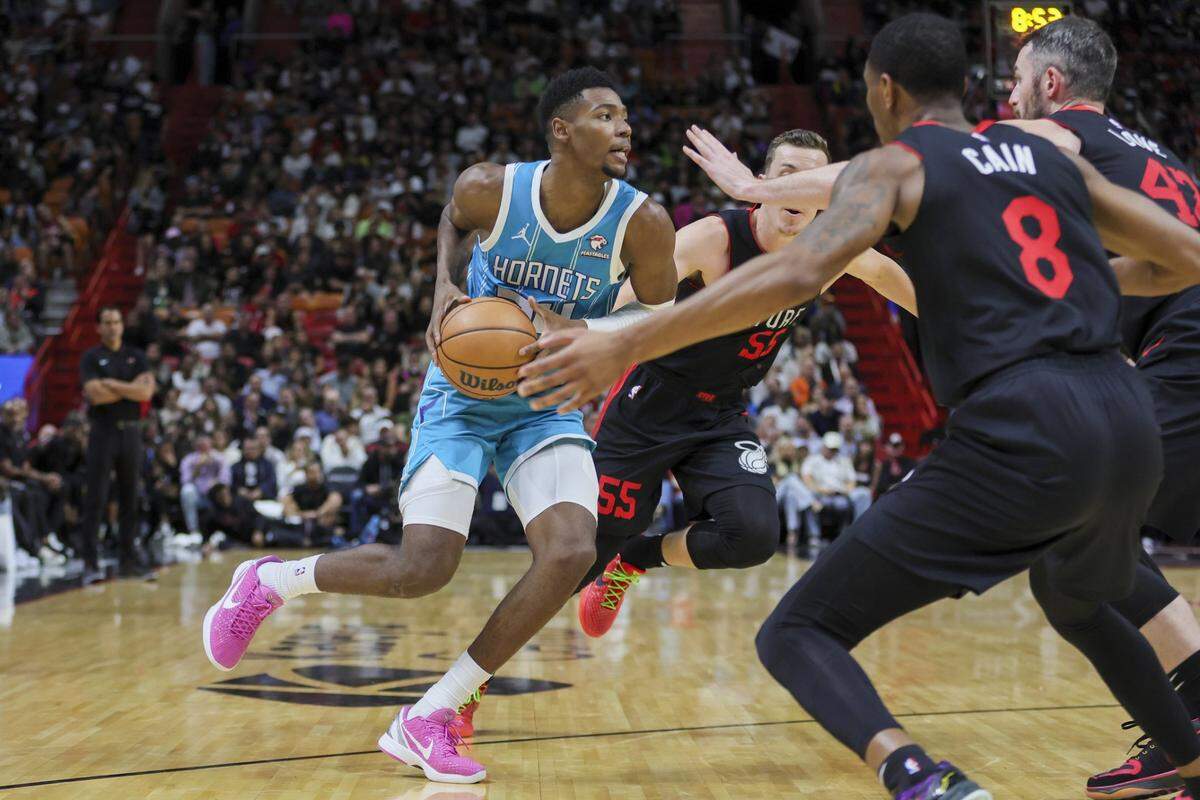 Charlotte Hornets forward Brandon Miller (24) drives to the basket against the Miami Heat during the fourth quarter at Kaseya Center.
