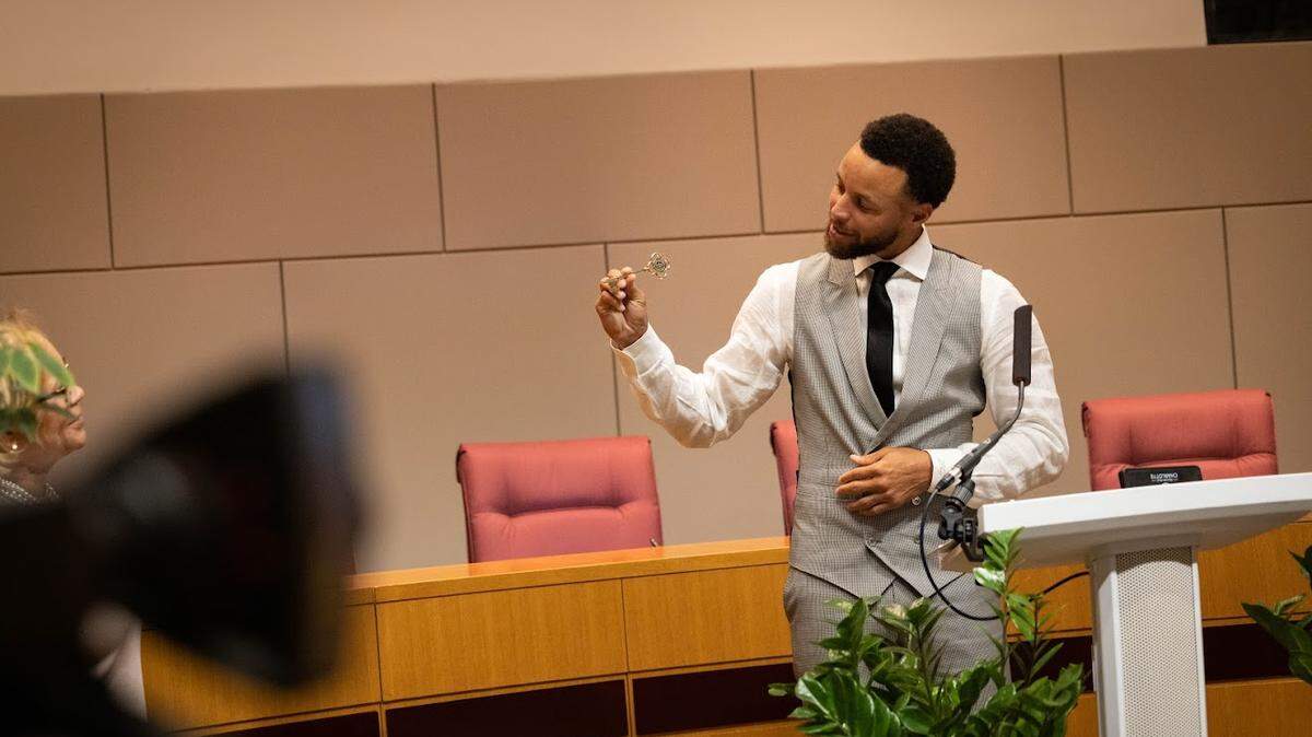 NBA superstar Steph Curry, a Charlotte native, shows off a key to the city in the Charlotte-Mecklenburg Government Center. During the event, Curry made brief remarks, saying he’d like to finish his career with the Golden State Warriors, but the Hornets are another team he’d consider playing for.