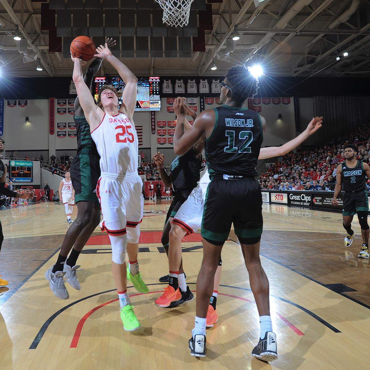 Bates Jones (25) of Davidson fights for an offensive rebound in 2020. Jones is the younger brother of N.Y. Giants quarterback Daniel Jones.