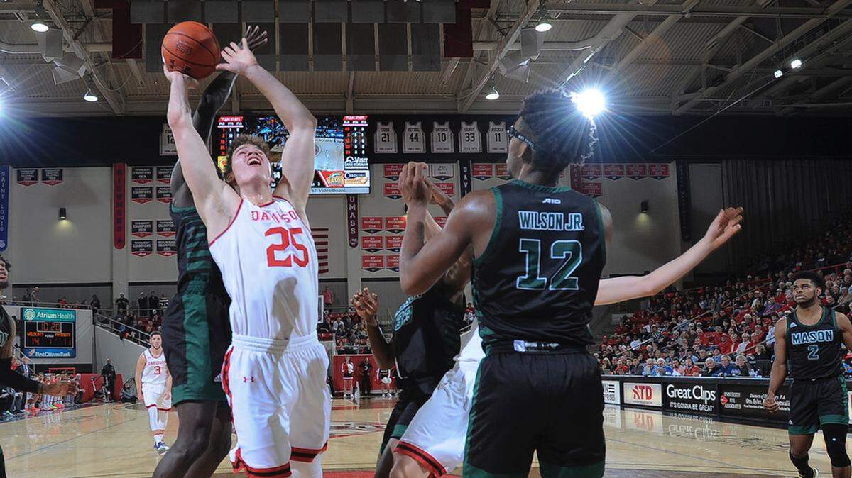 Davidson’s Bates Jones (25) had seven rebounds against George Mason.