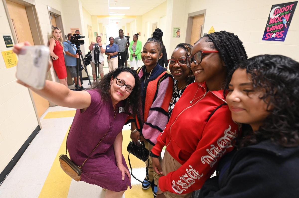 CMS board chair Elyse Dashew, left, takes a selfie with seventh grade students Malayah Davis, school board member Lenora Shipp, Falicia Evans and Melany Al Cantara at Ranson Middle School on Monday, August 28, 2023. Monday was the first day back to school for students. The students had helped guide Dashew, Shipp and CMS superintendent Crystal Hill while they were on campus.