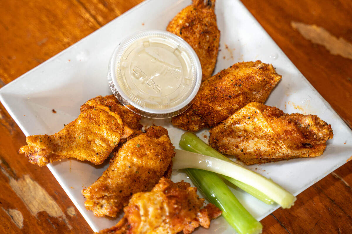 Comet Grill’s wings use locally sourced chicken with a house made dry rub. They are deep fried and served with celery and ranch or bleu cheese dressing ($10/half dozen, $16/dozen, $28/two dozen).